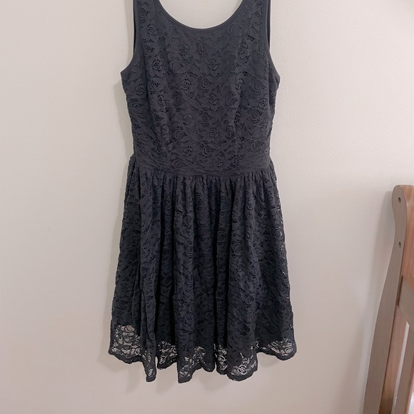 Kismet gray lace dress - Picture 5 of 9